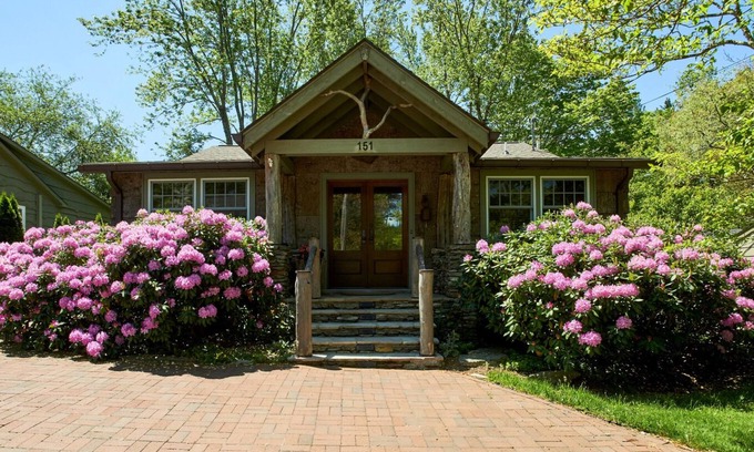 Blowing Rock Cottage | The Bark Bungalow 2BR/2BA Cottage in Blowing Rock