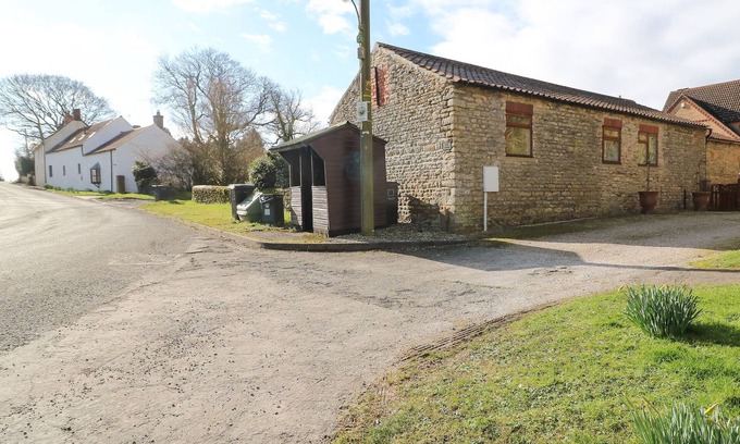 Glentham House | THE BARN, pet friendly, with a garden in Snitterby