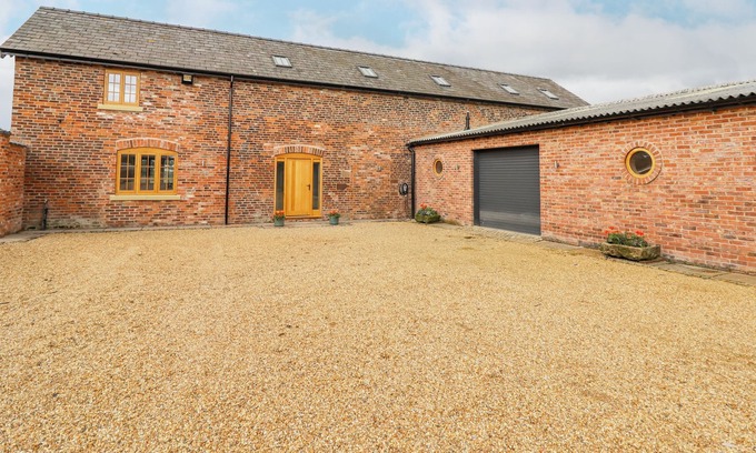 Middlewich Apartment | THE BARN, pet friendly, with a garden in Sandbach