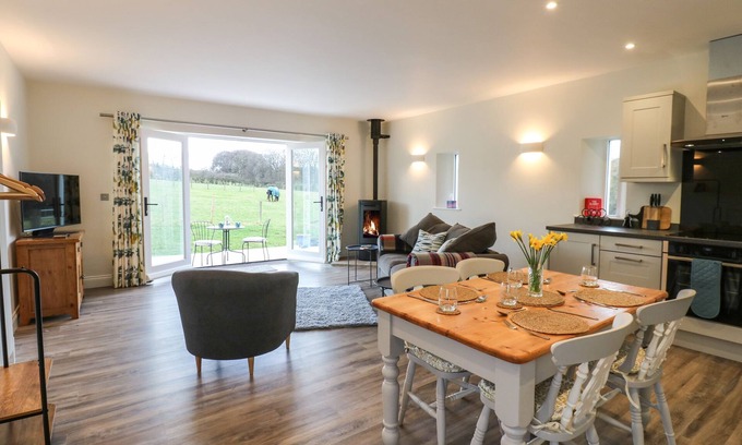 North Bitchburn Cottage | THE BARN, romantic, with a garden in Barnard Castle