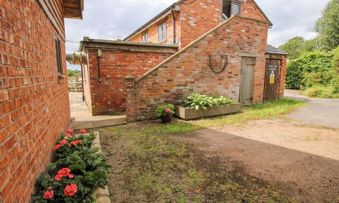 Wollerton Apartment | THE BARN, with open fire in Weston-Under-Redcastle