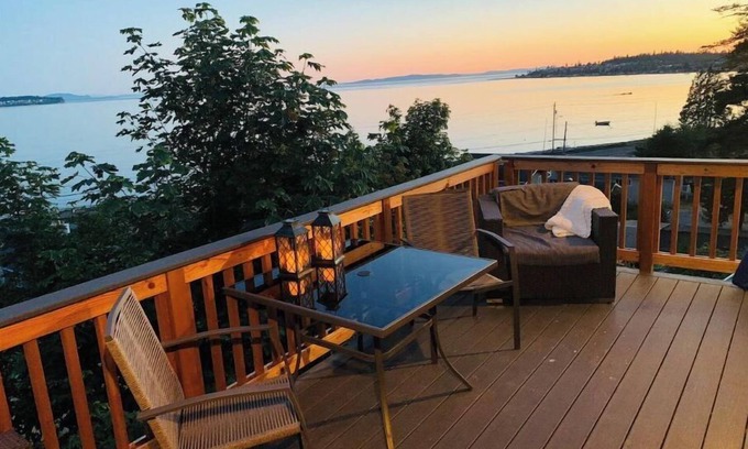 Birch Bay House | The Baywatch, a stones throw to Cottonwood Beach.