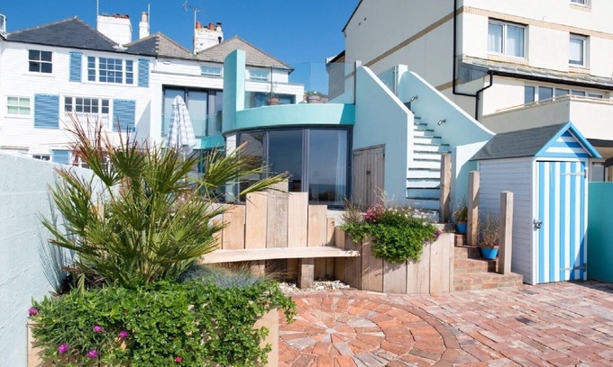 Sandgate House | The Beach House at Sandgate Right on the beach