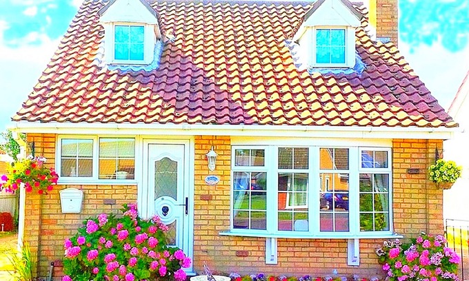 Sutton-on-Sea Cottage | The Beach House! ❤️ Close to Attractions ★ Parking ★ Large Garden ★ Pet Friendly