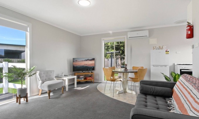 Lakes Entrance Cottage | The Beaches on Lakes Cottage - Lakes Entrance