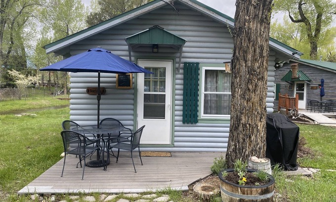 Riverside Cabin | The Bear’s Den at Cottonwood Cabins | Mountain Charm & Comfort