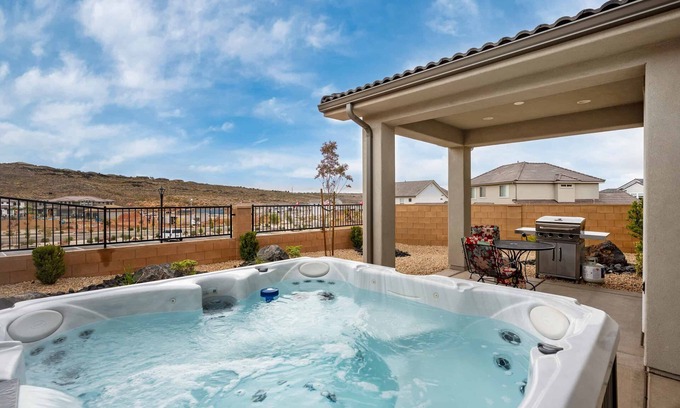 Washington House | The Bend at Paseos: Dog Friendly, Hot Tub, Playstation