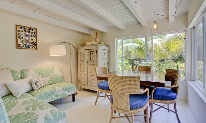 Summerland House | THE BEST LOCATION-HUGE YARD and PRIVATE COTTAGE- PALM COTTAGE -SUMMERLA