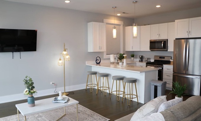 Tri-Taylor Apartment | The Beverly Chicago Near Downtown, United Center and Medical District