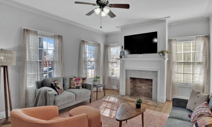 Broadmoor House | The Beverly est. 1939! Charming 3-bedroom house with Hot Tub! Permit 25-0078-STR