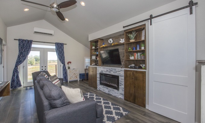 Frederick Apartment | The Bird House of Frederick with Open Space & Lake Views!