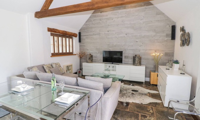 Ettington Cottage | THE BIT ON THE SIDE, pet friendly, with a garden in Ettington
