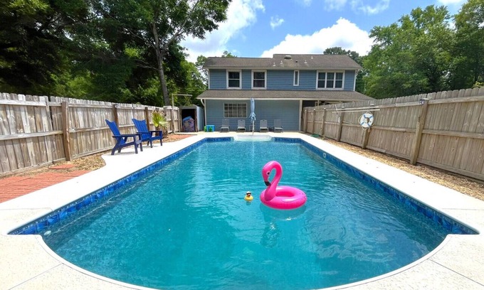 Milton House | The Blue Escape Pool House