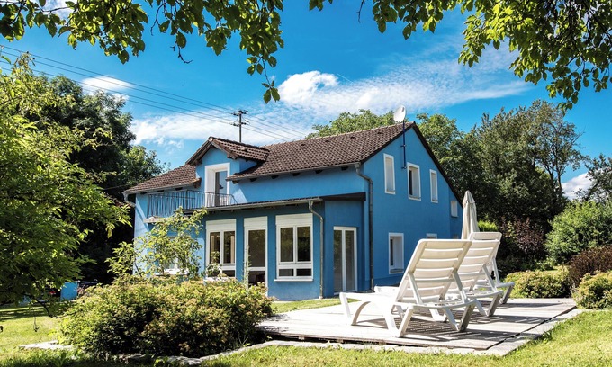 Langenaltheim House | The Blue House - surrounded by greenery