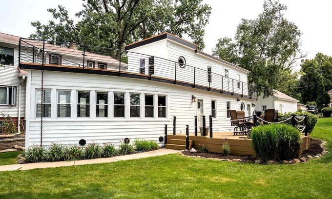 Pewaukee House | The Boat House on Pewaukee Lake| Location, Comfort, Experience