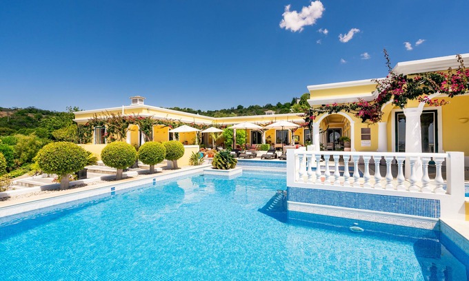 Loule Villa | The BougainVilla is privately situated and an absolute jewel in the Algarve.