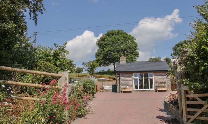 Bishops Castle Cottage | THE BOUNDARY ANNEX, pet friendly, with hot tub in Bishop's Castle