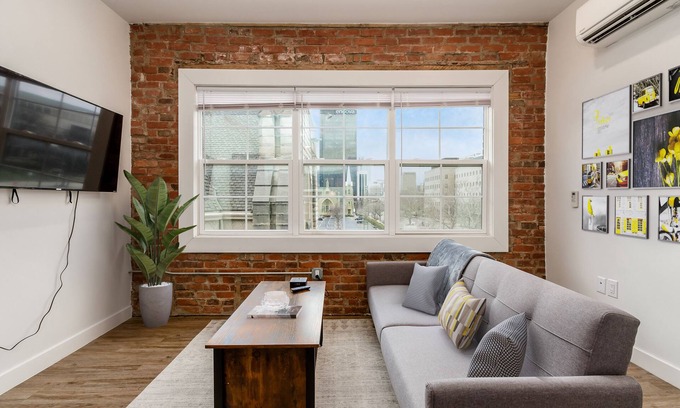 Olde Towne East Apartment | The Broad - Cozy Affordable Luxury in Downtown