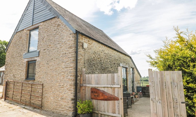 Yeovil Cottage | THE BULL PEN, family friendly, with a garden in Yeovil, Somerset