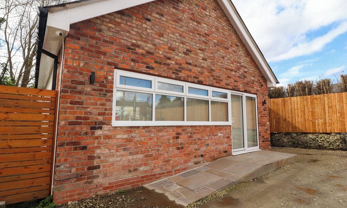 Adlington Cottage | THE BUNGALOW AT 46 CHURCH ST, pet friendly in Adlington
