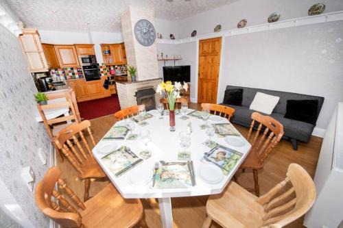 Fridaythorpe House | The Bungalow at Seaway's, Sleeps 11 +