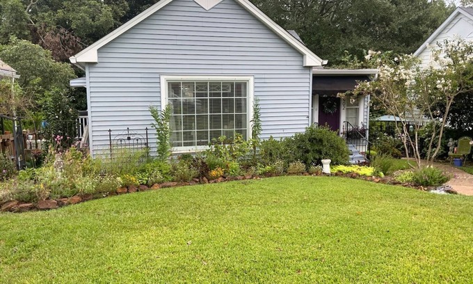 Ruston House | The Bungalow…cozy, comfortable, convenient! Three blocks to La Tech campus.