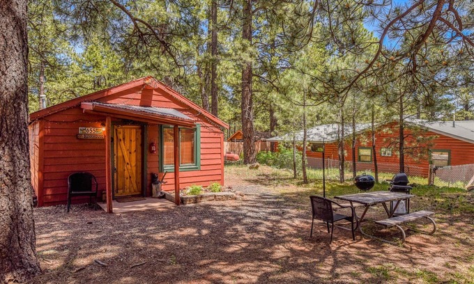 Parks Cabin | The Bunk House | Historic Cabin | Firepit | Pet-Friendly | Near Grand Canyon