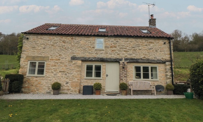 Scawton Cottage | THE BURROWS, romantic, with open fire in Ampleforth