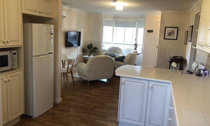 Milton Villa | "THE BUTLER"@Milton eats, theatre,2 Bdrm, 2WC,garage, wifi,Netflix,very quiet