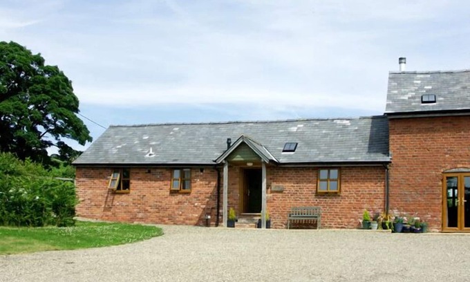 Wentnor Cottage | THE BYRE, character holiday cottage, with a garden in Wentnor