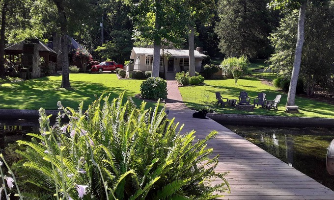 Guntersville House | THE CABIN IN THE HOLLOW Main channel, waterfront, deep water dock, pet friendly
