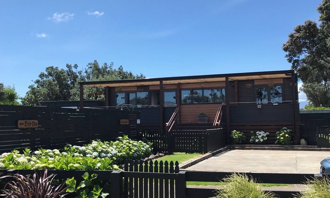 Opunake House | The Cabin-Luxury accomodation with sea views