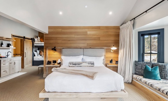 Historic District Condo | The Carlin Royal Tiger | Bunks, Views & Balcony