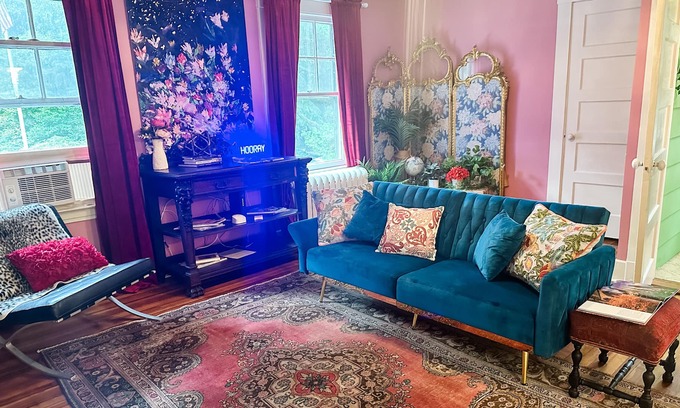Woodbridge Cottage | The Carriage House at Rose Hill - Minutes to Yale! Dog Friendly!