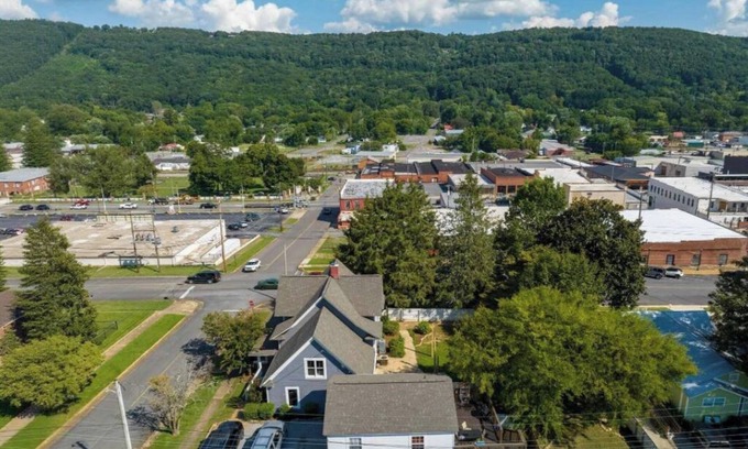 Fort Payne House | The Carriage House: Charming Guest House w/BR, LR, DR, Full Kitchen, & Bath