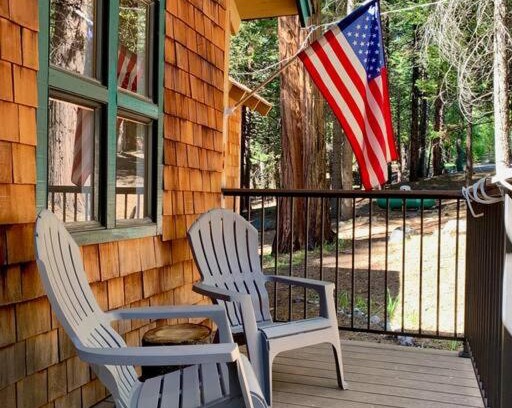Arnold Ski Chalet | The Cedar Loft - Pet and Family Friendly - BBQ/Pool/Fire Pit