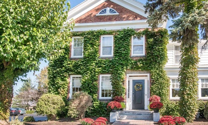 Latham Hotel | The Century House, an Ascend Collection Hotel