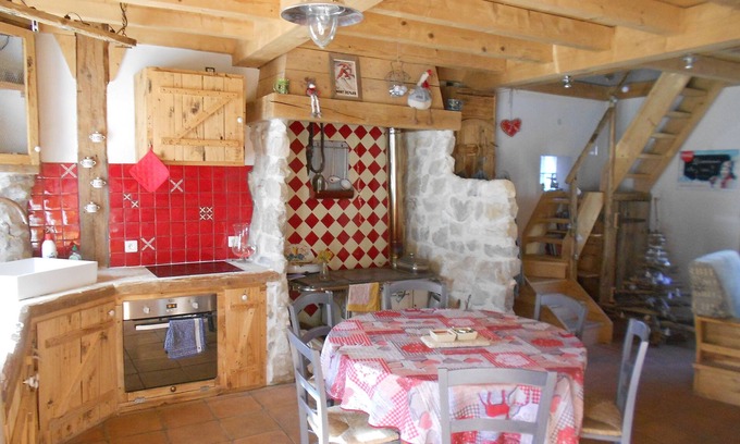 Le Noyer Ski Chalet | The charm of the rustic