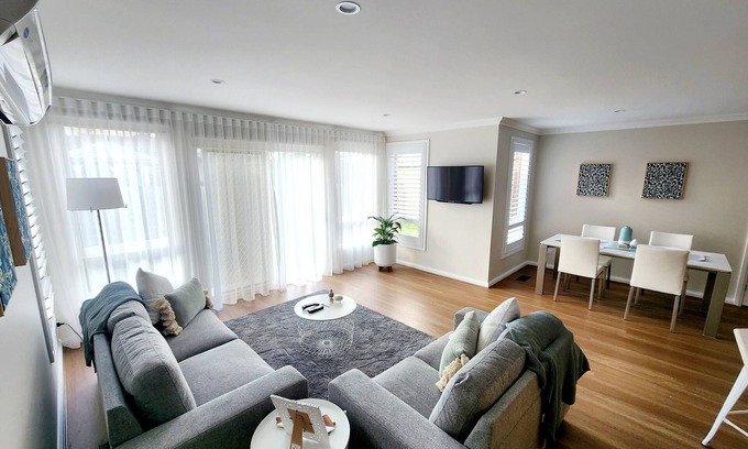Bacchus Marsh House | The Chateau -perfectly located, walking distance to town, train station & parks.