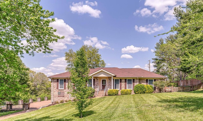 Brentwood Apartment | The Chestnut Cottage - Great Backyard