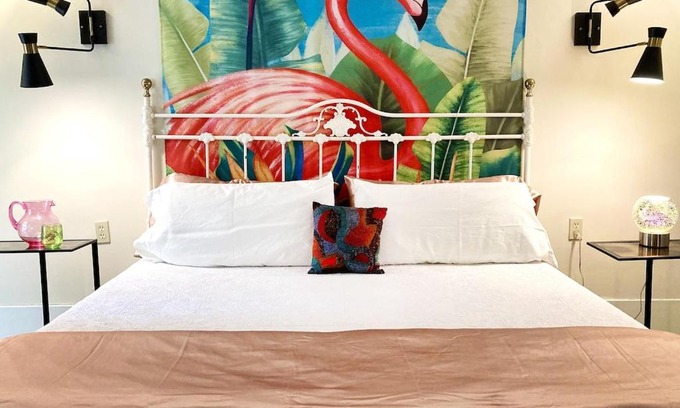Broadmoor Apartment | The Chic Flamingo
