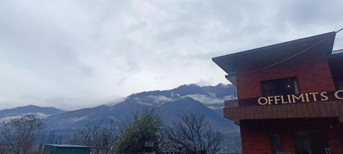Bajaura Hotel | The Clover Inn