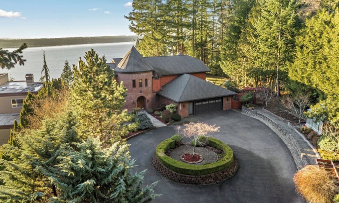 Sunny Shores House | The Clubhouse