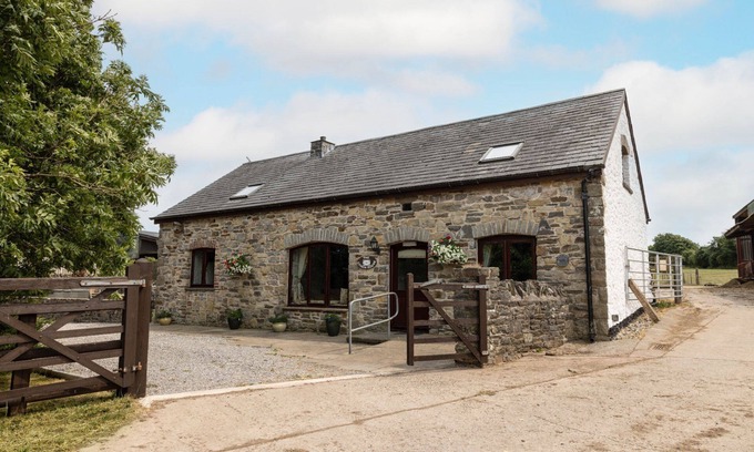 Pyle Apartment | The Coach House 4 bed, 4 bathroom cottage
