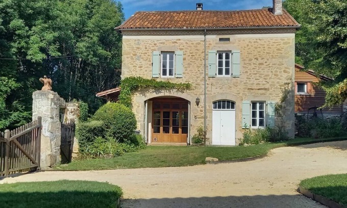 Saint-Mathieu House | The Coach House-3 Bed-2 Bath-Garden-PetsOK-FreeP