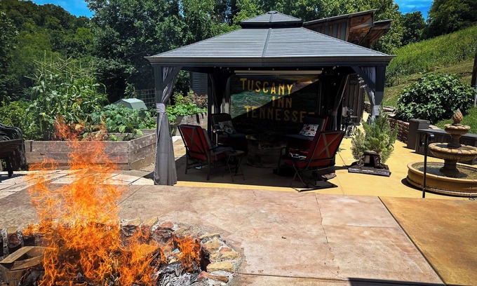 Chestnut Mound Bed & Breakfast | 'The Combo" @ Tuscany Inn TN -2 rooms/2 Hot tubs