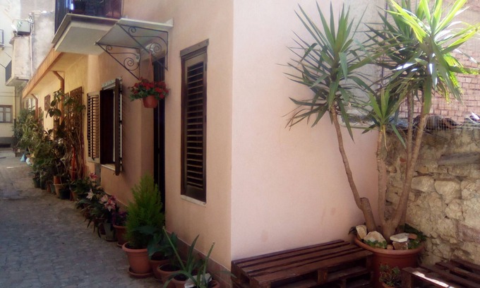 Castelbuono Apartment | The Cortiletto holiday