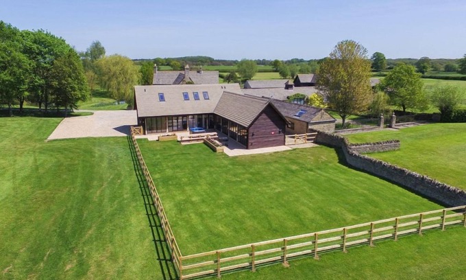 Carterton House | The Cotswold Manor Court, Exclusive Hot Tub, Games Barn, 70 acres of Parkland
