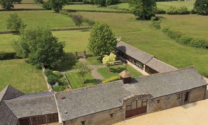 Carterton House | The Cotswold Manor Grange, Exclusive Hot Tub, Games Barn, 70 acres of Parkland