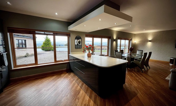 Bathgate House | The Cottage at The Vu